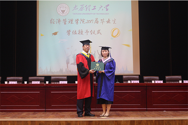 我院举行2017年毕业典礼暨学位授予仪式 我院举行2017年毕业典礼暨学位授予仪式