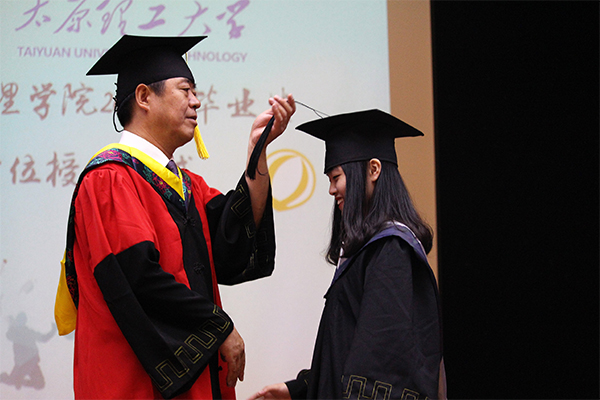 我院举行2017年毕业典礼暨学位授予仪式 我院举行2017年毕业典礼暨学位授予仪式
