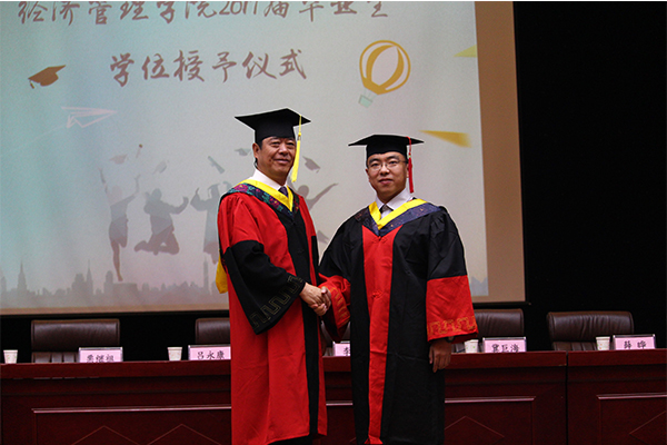 我院举行2017年毕业典礼暨学位授予仪式 我院举行2017年毕业典礼暨学位授予仪式
